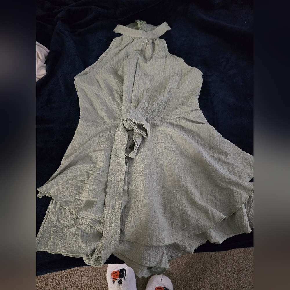 Elegant Sleeveless Top in Light Gray